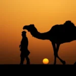 رجل اعمى صائم في وسط الصحراء ومعه ناقة كيف يعرف انه اذن المغرب عشان يفطر